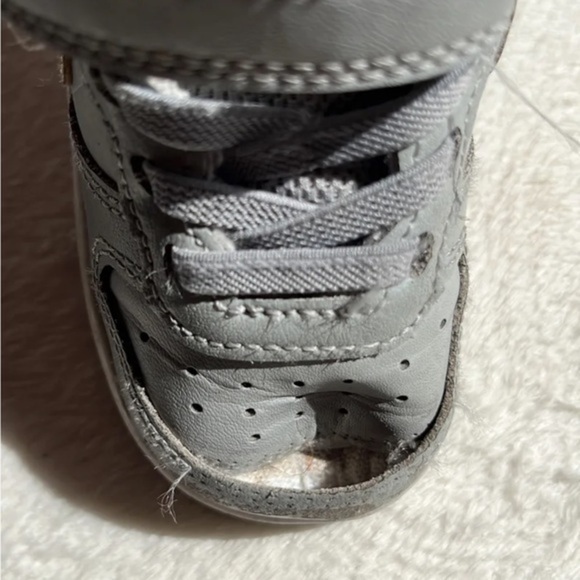 HP 🔥Nike Court Borough‎ Low 2’s: Sleek Style in Light Smoke Grey &Metallic Gold - Picture 9 of 9